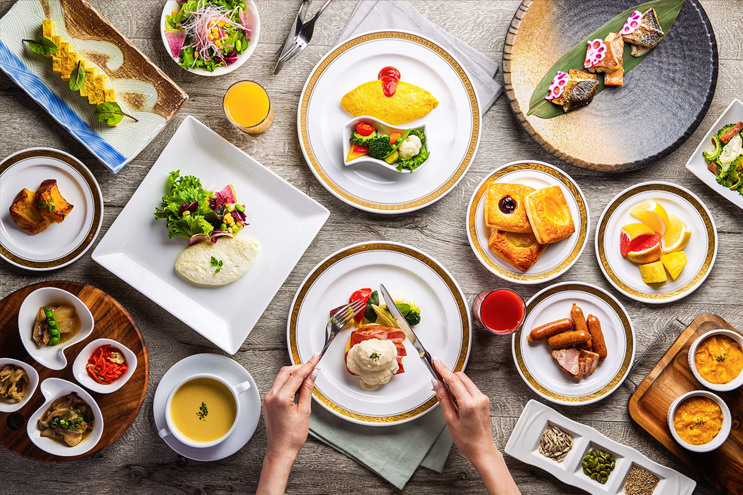   明亮的餐廳，沖繩早晨的豐富早餐自助餐的圖像