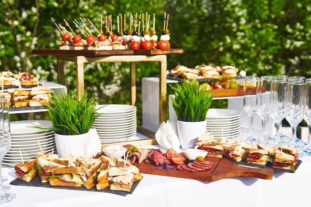 In the courtyard full of nature] <br/>Garden Banquet Plan Eye-catching Image