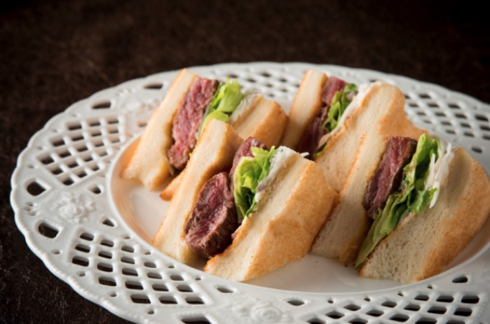 Lobby Lounge] Eye-catching image of the hotel's special beef fillet steak sandwich