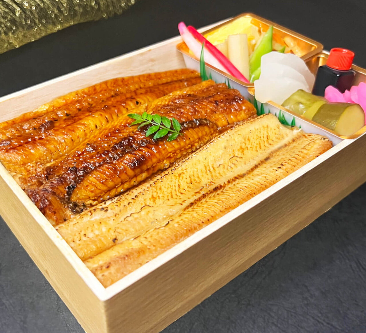 【香ばしいホテルメイド弁当】<br>うなぎと穴子の食べくらべ弁当ご予約受付中！のアイキャッチ画像