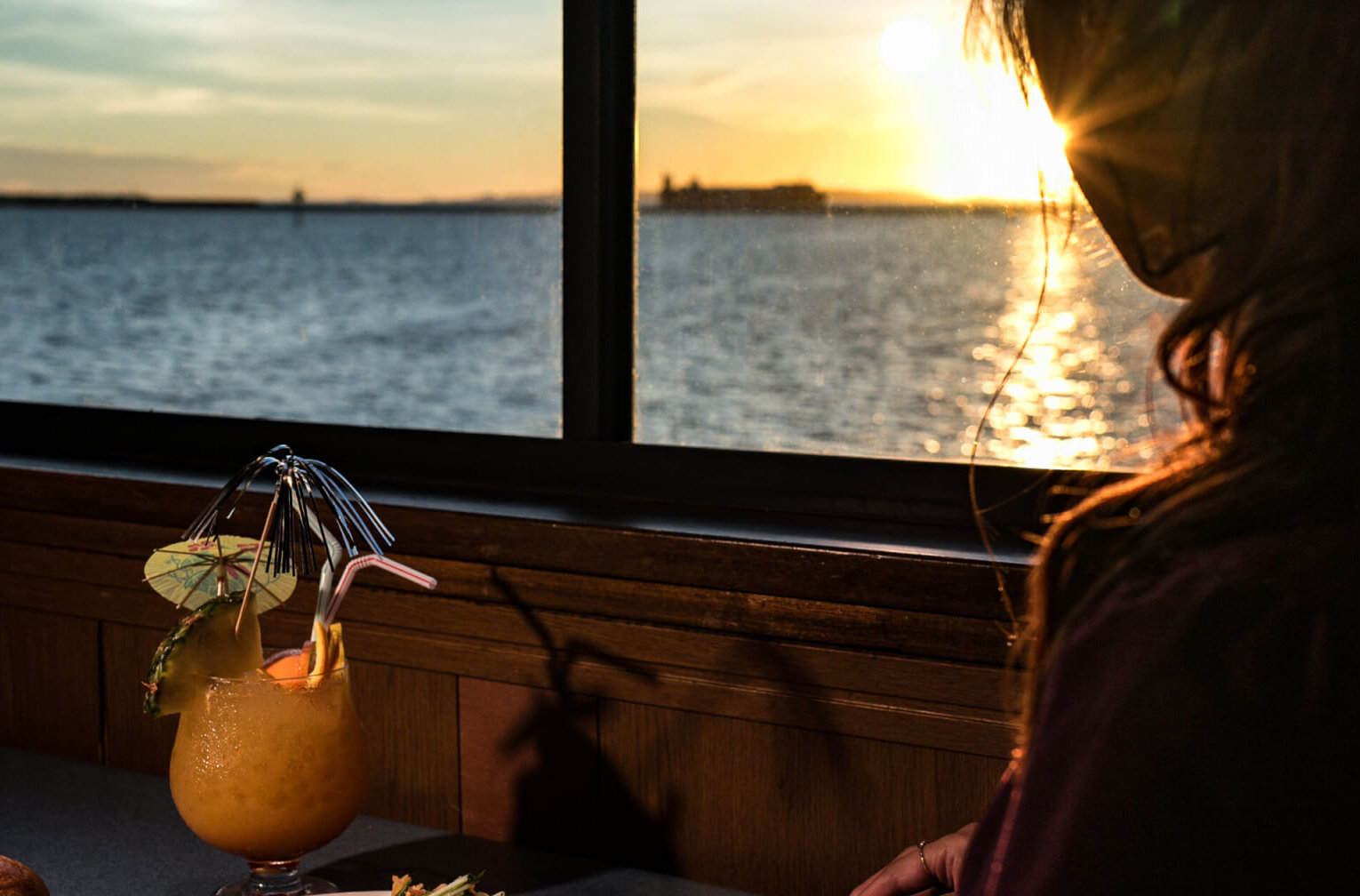【ディナークルーズ】那覇で迎えるアニバーサリー。夜景とディナー、生演奏で最高の思い出をのアイキャッチ画像