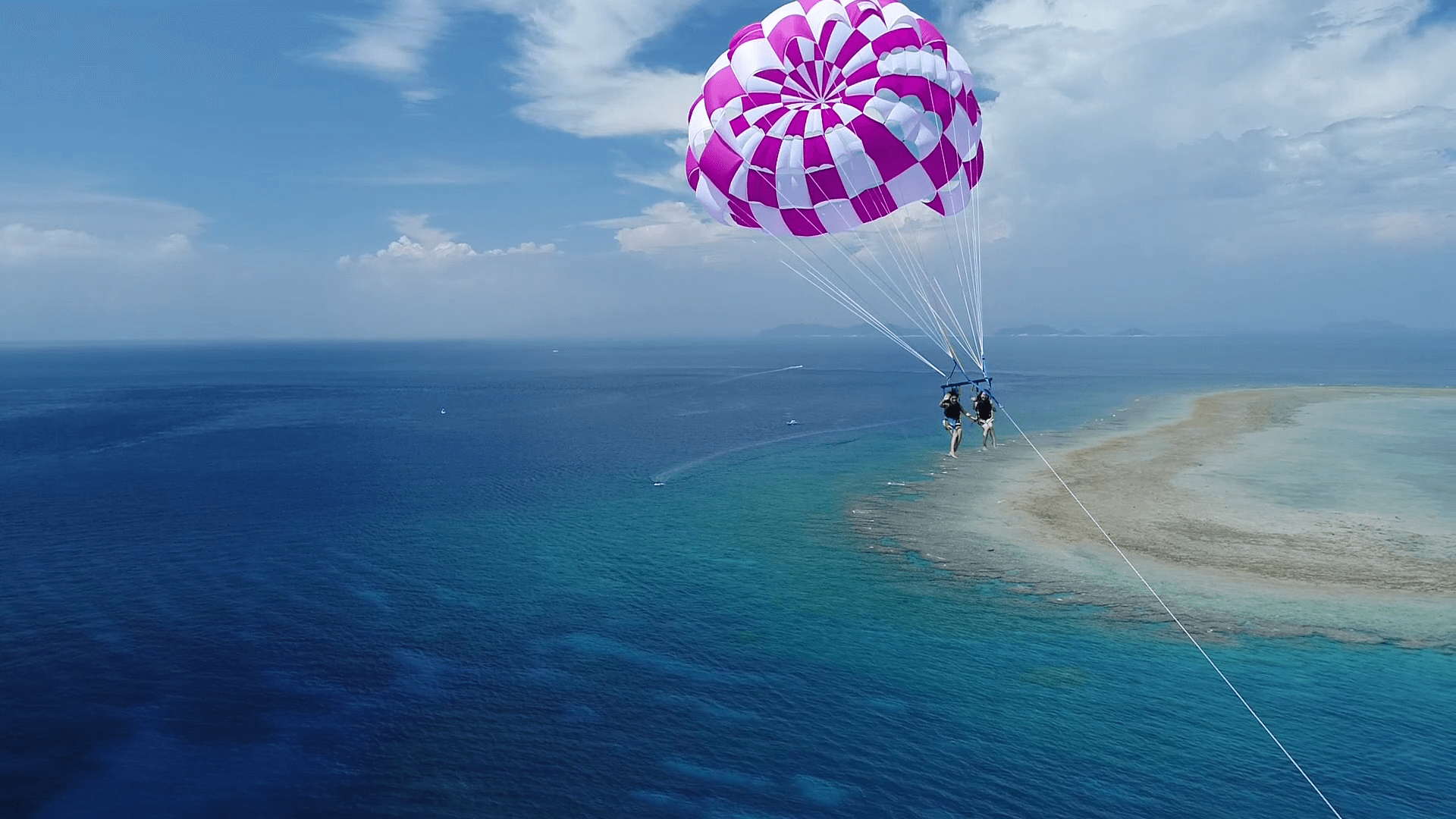 【ホテル送迎付き：宿泊者限定】感動の空中散歩！パラセーリングのアイキャッチ画像